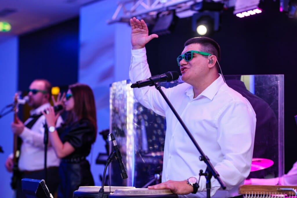 motiv wedding band singer with sunglasses