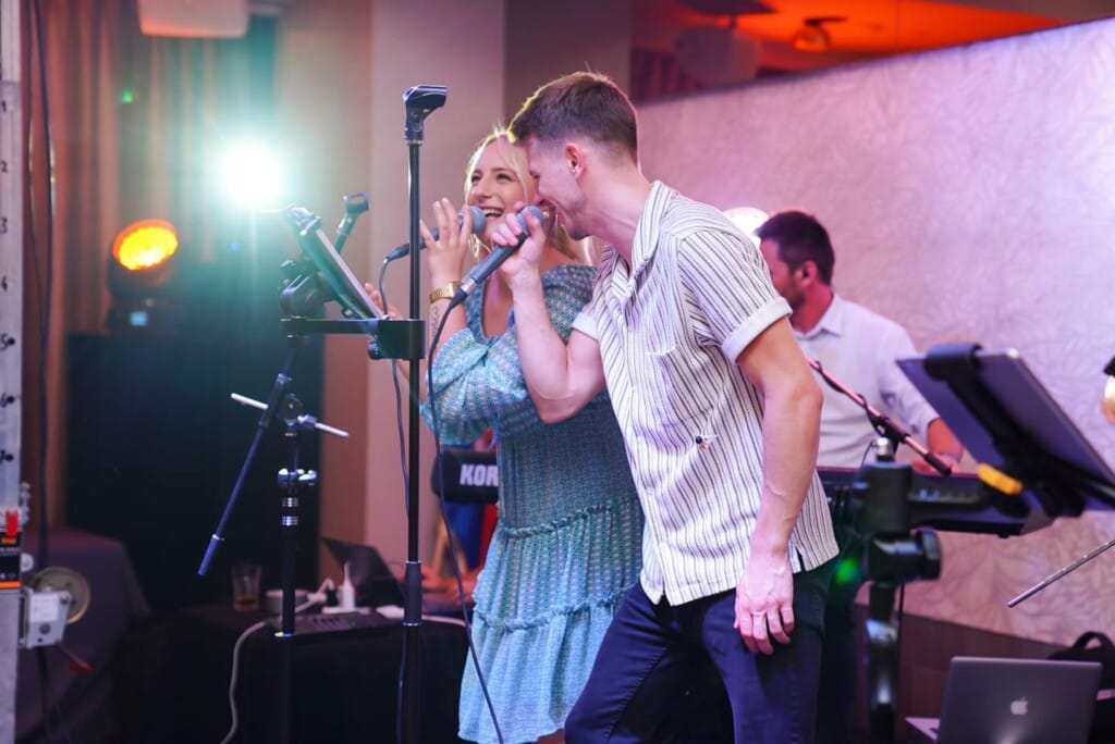 Grupa fly performing on stage