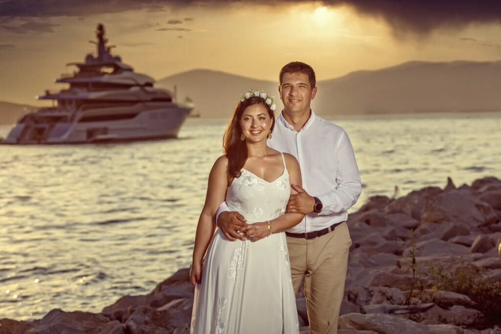 newlyweds at the see yacht in the back
