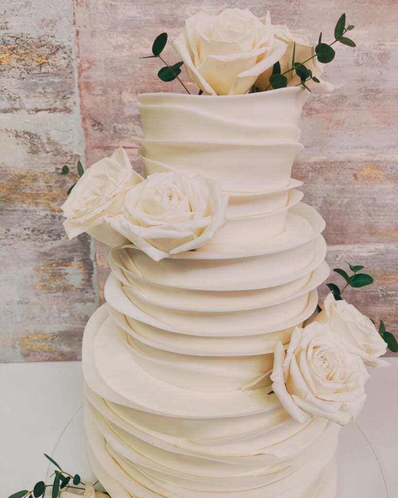wedding cake with roses