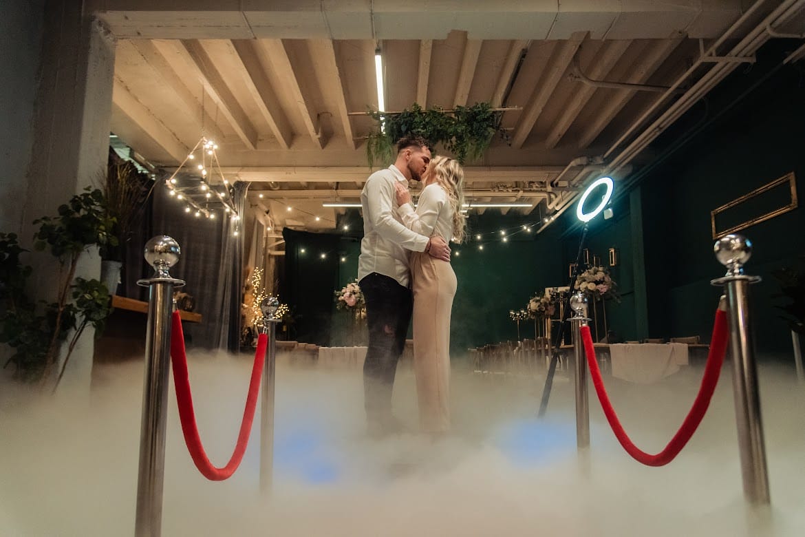 couple kissing photo booth