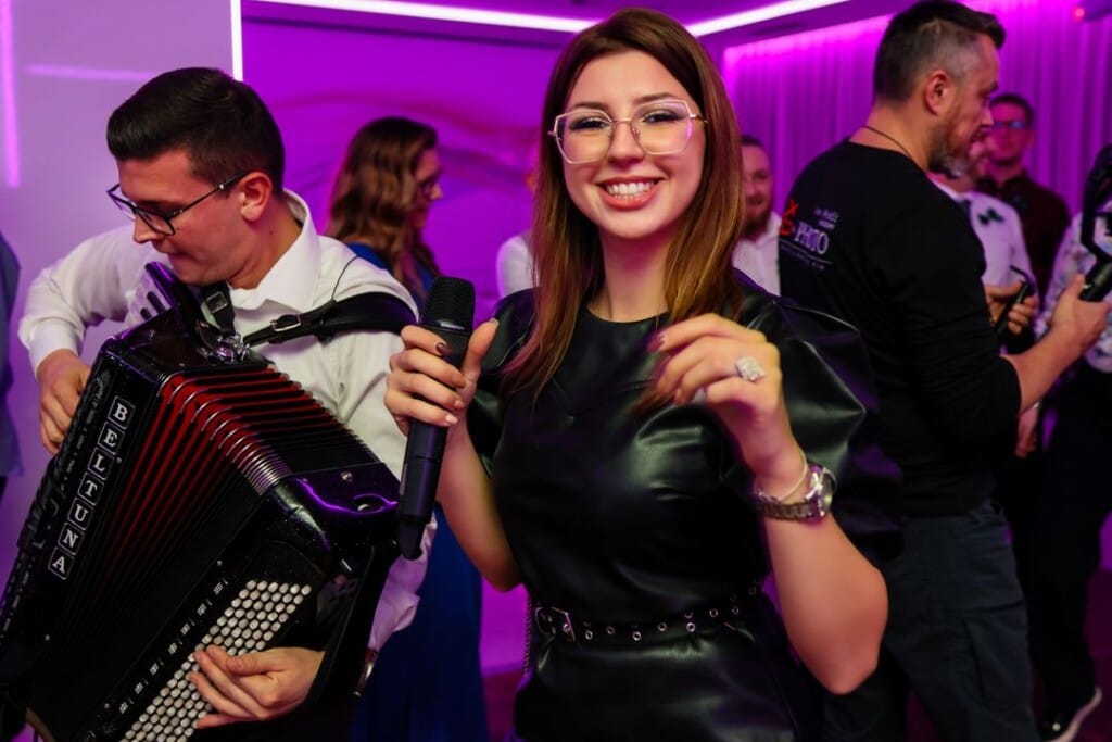 motiv band singer and accordeon