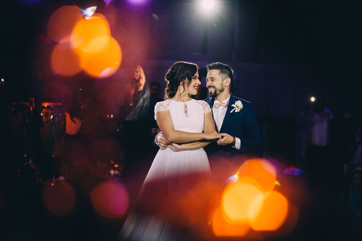 fotografiranje-vjencanja-goran-pirs-0002 newlyweds dancing and smiling