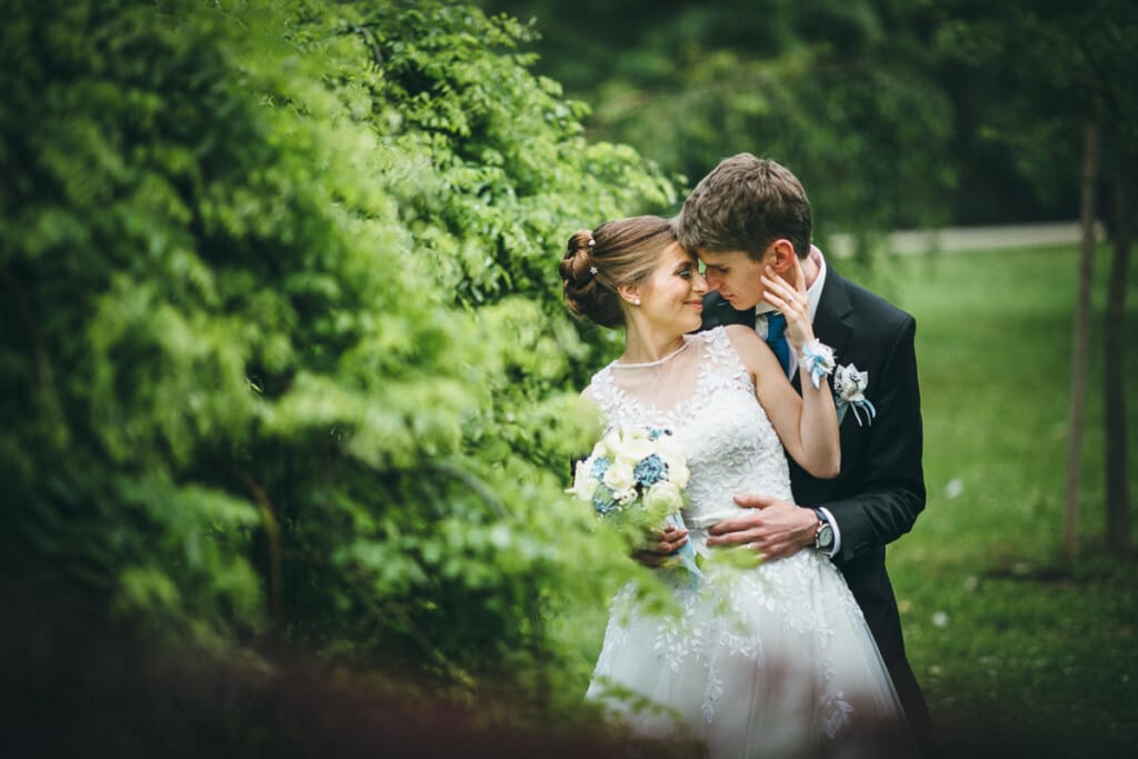 goran pirs newlyweds nature bouqet