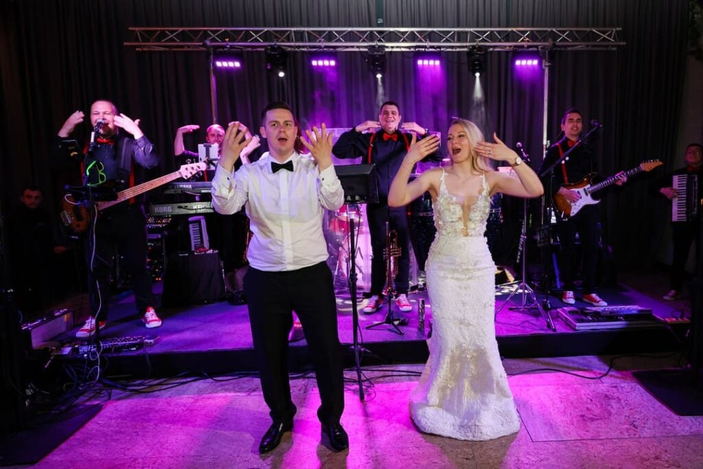 motiv wedding band performing