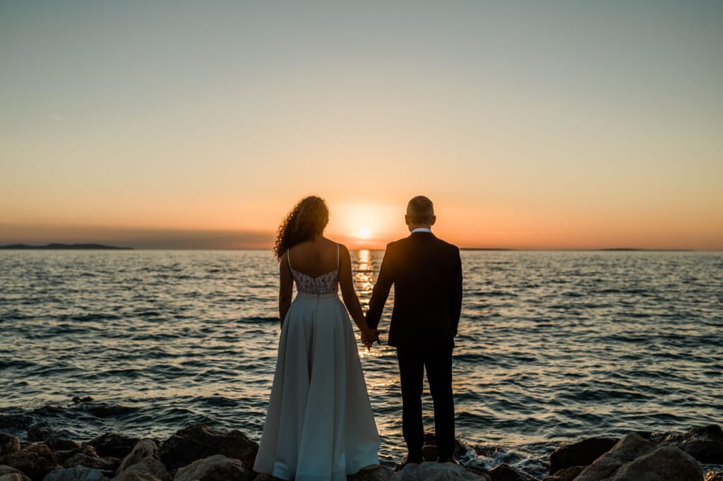 newlyweds looking at the sun